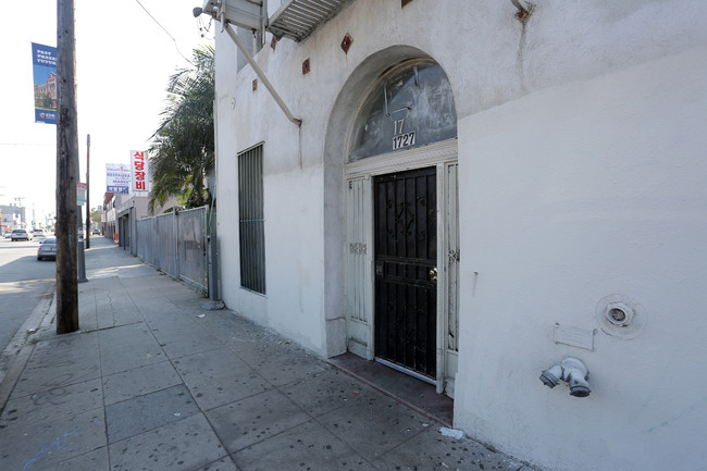 1727 S Vermont Ave in Los Angeles, CA - Building Photo - Building Photo