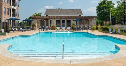 West End at City Center Apartment Homes in Lenexa, KS - Foto de edificio - Building Photo