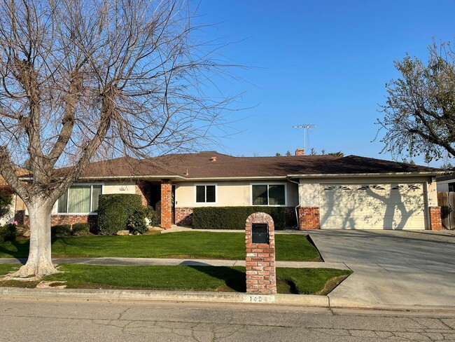 1454 W Warner Ave in Fresno, CA - Foto de edificio - Building Photo