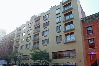 312 W 53rd St in New York, NY - Building Photo - Building Photo