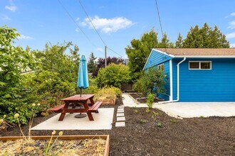 7035 16th Ave SW in Seattle, WA - Building Photo - Building Photo