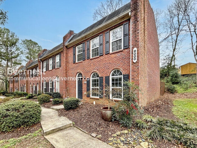 8002 St Charles Square in Roswell, GA - Building Photo - Building Photo