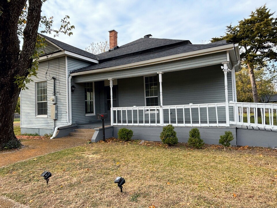 600 E Milam St in Ennis, TX - Building Photo