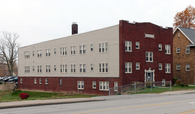 4515 E Washington St in Indianapolis, IN - Foto de edificio - Building Photo