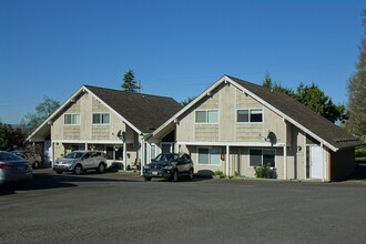 Chalet Villa in Vancouver, WA - Building Photo - Building Photo