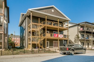 811 Parkview Dr Apartments