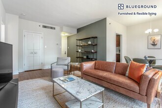 200 E Chestnut St in Chicago, IL - Building Photo - Building Photo