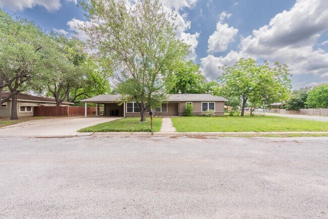 125 Plum St in Luling, TX - Building Photo - Building Photo