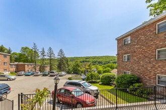 Hillside Apartments in New Milford, CT - Building Photo - Building Photo