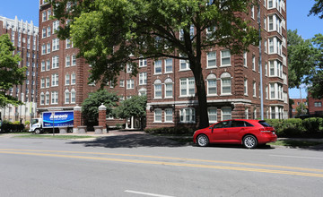 Georgian Court Apartments in Kansas City, MO - Building Photo - Building Photo