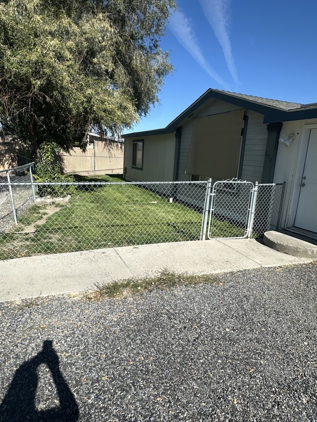 property at 690 Walnut Ct