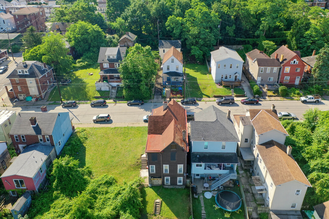 117 W 10th Ave in Homestead, PA - Building Photo