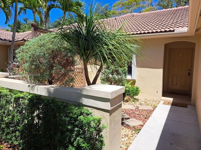 2075 Borealis Way in Weston, FL - Building Photo - Building Photo