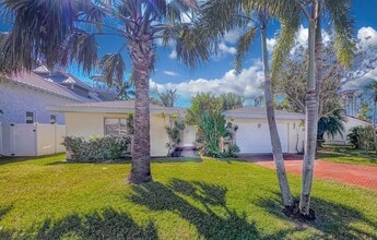 371 Bath Club Blvd N in North Redington Beach, FL - Building Photo - Building Photo