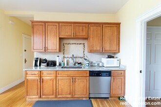 2009 Commonwealth Ave, Unit 3 in Boston, MA - Building Photo - Building Photo
