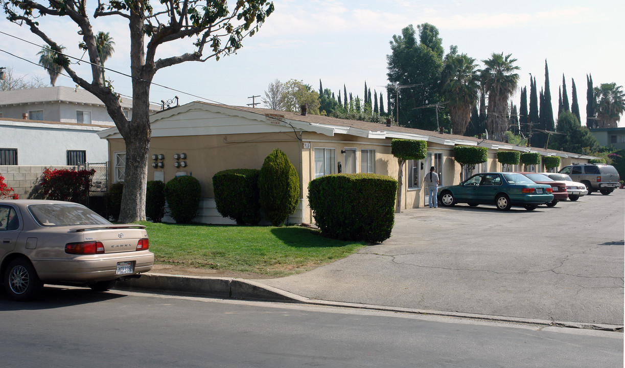 7910 Willis Ave in Panorama City, CA - Building Photo