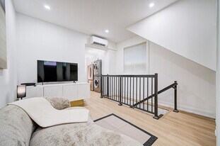 216 St Johns Rd in Toronto, ON - Building Photo