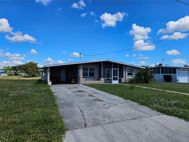 125 Poinsettia Cir NE in Port Charlotte, FL - Building Photo - Building Photo