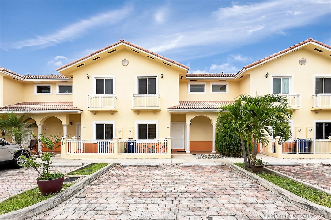 7437 NW 181st St in Hialeah, FL - Foto de edificio