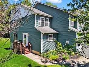 295 Pinebrook Dr in Hyde Park, NY - Building Photo - Building Photo