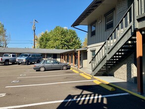 Stephens Court Apartments in Roseburg, OR - Building Photo - Building Photo