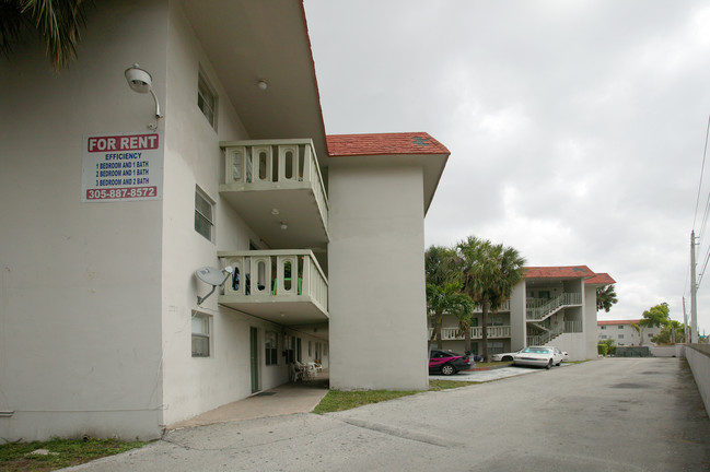 Waterview Villas in Hialeah, FL - Foto de edificio - Building Photo