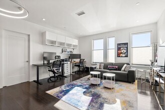 2 W Sixth St in Boston, MA - Building Photo - Building Photo