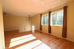 2424 Oak St in Prince George, BC - Building Photo