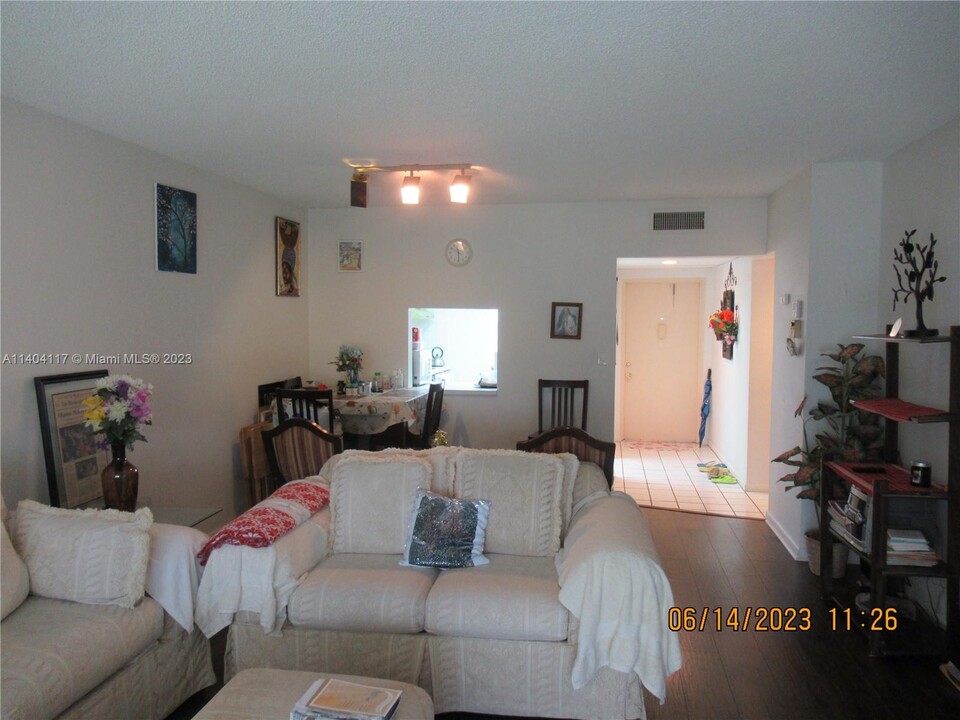 1010 Country Club Dr, Unit 303 in Margate, FL - Building Photo