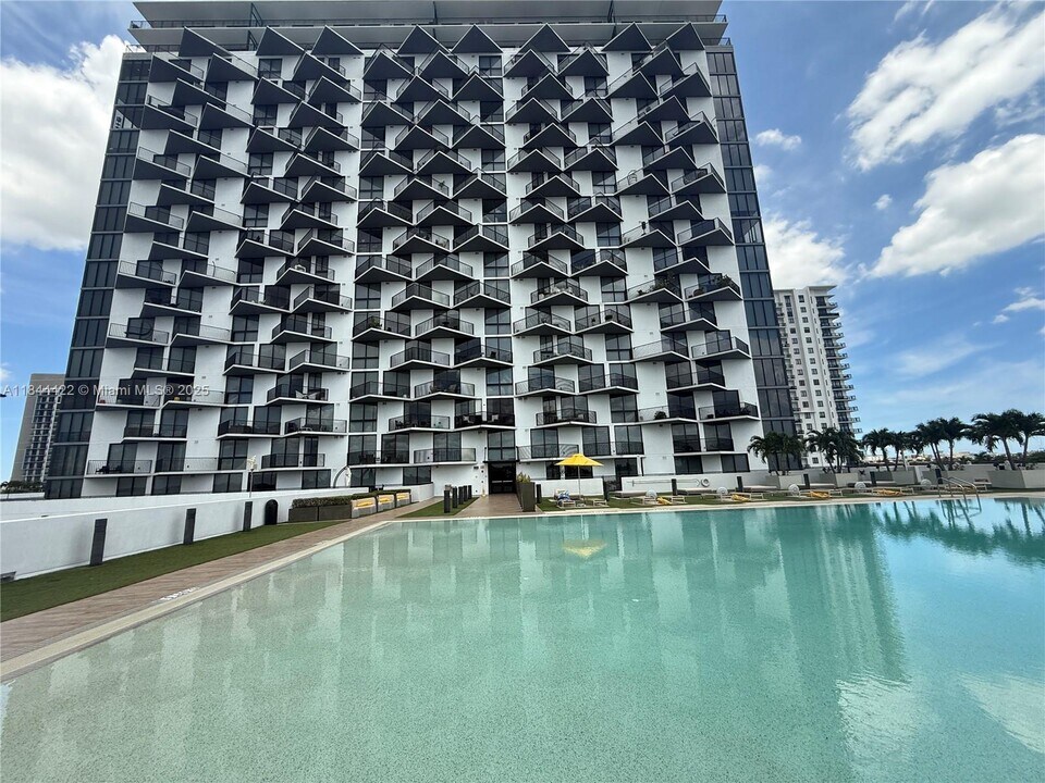 5252 NW 85th Ave in Doral, FL - Building Photo