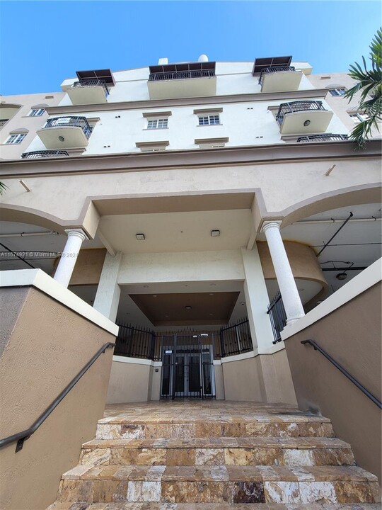 5271 SW 8th St in Coral Gables, FL - Foto de edificio