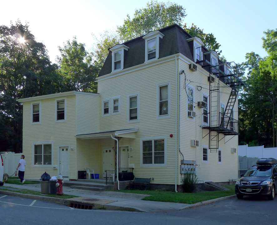 145 Landing Rd in Glen Cove, NY - Foto de edificio
