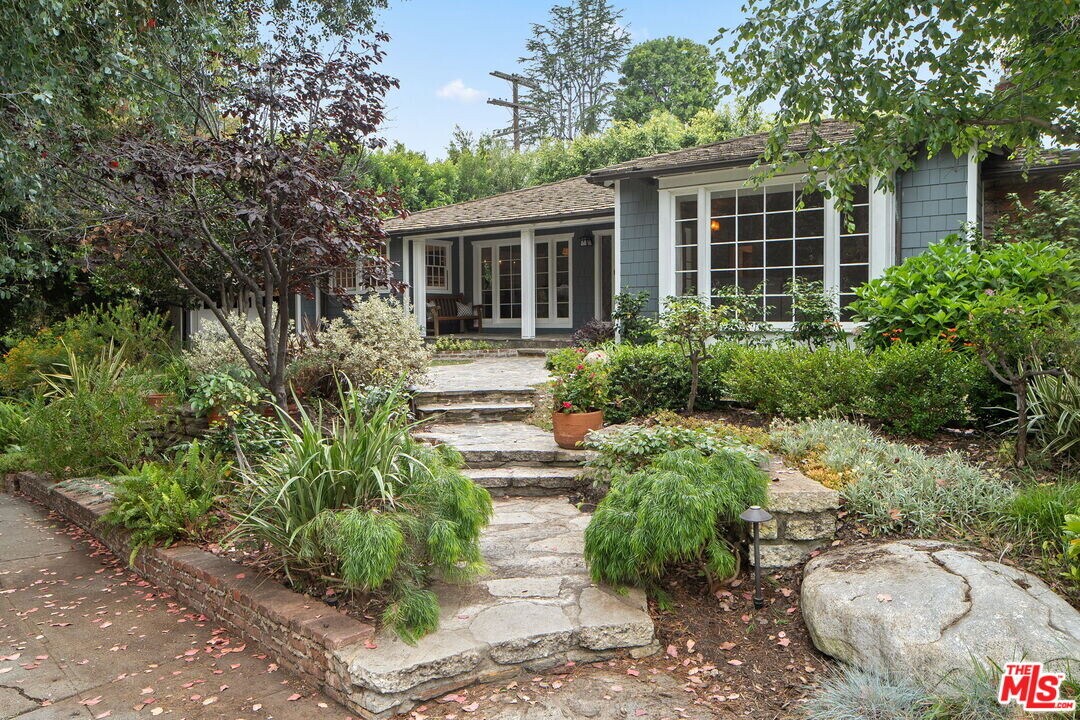 2825 Haddington Dr in Los Angeles, CA - Building Photo