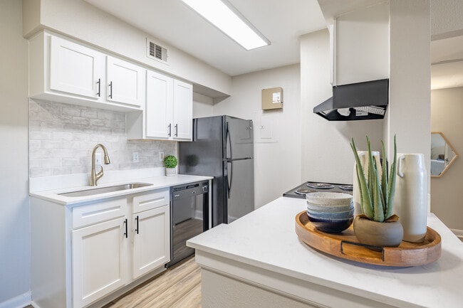 Lake Pointe in Melbourne, FL - Building Photo - Interior Photo