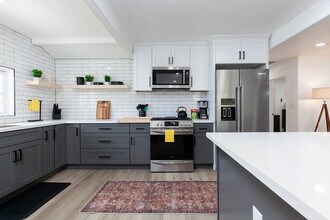 5609 Cervantes Ave in San Diego, CA - Building Photo - Building Photo