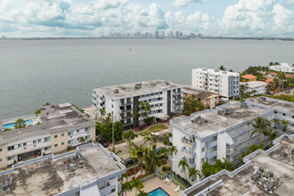 Casa del Rey in North Bay Village, FL - Foto de edificio - Building Photo