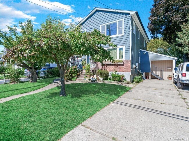 1 Pequot Ave in Port Washington, NY - Building Photo - Building Photo