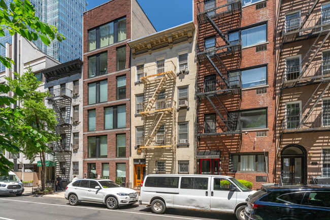 325 E 52nd St in New York, NY - Building Photo - Building Photo