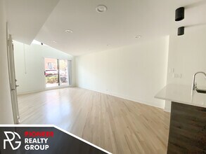 939 W Grace St, Unit 954-C101 in Chicago, IL - Building Photo - Building Photo