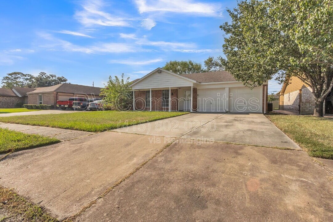 13331 Villagrove Dr in Houston, TX - Building Photo