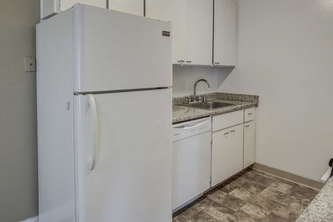 Creekside Apartments in Sacramento, CA - Building Photo - Building Photo