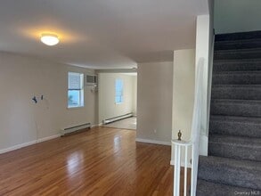 92 Harbor Rd in Port Washington, NY - Building Photo - Building Photo