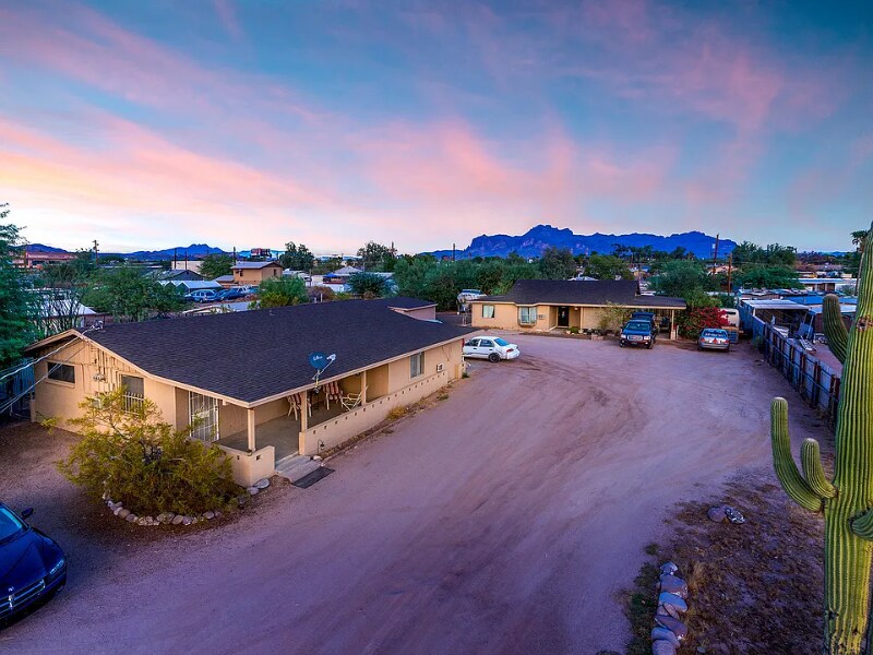 225 S Grand Dr in Apache Junction, AZ - Building Photo