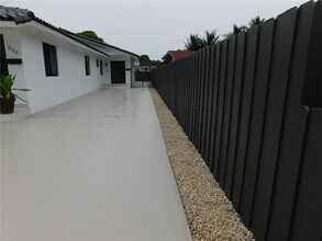 330 NW 43rd Pl in Miami, FL - Building Photo - Building Photo