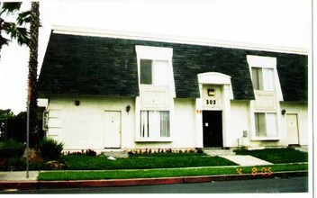 303 E Leatrice Ln in Anaheim, CA - Building Photo - Building Photo