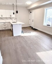 19-19 Peter St in Kitchener, ON - Building Photo - Building Photo