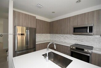 10259 NW 72nd Ln in Doral, FL - Building Photo - Building Photo