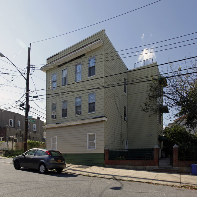 145 Cedar Ave in Staten Island, NY - Foto de edificio - Building Photo