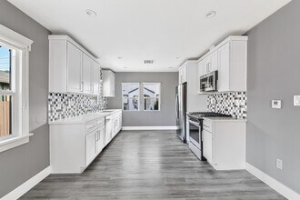 2914 E 5th St in Long Beach, CA - Foto de edificio - Building Photo