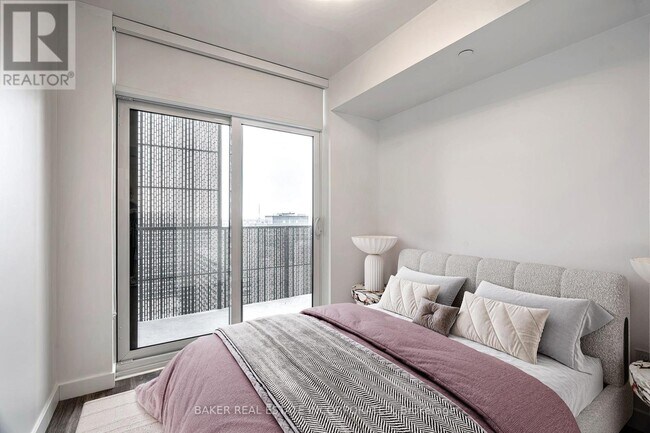15-1715 Roehampton Ave in Toronto, ON - Building Photo - Building Photo